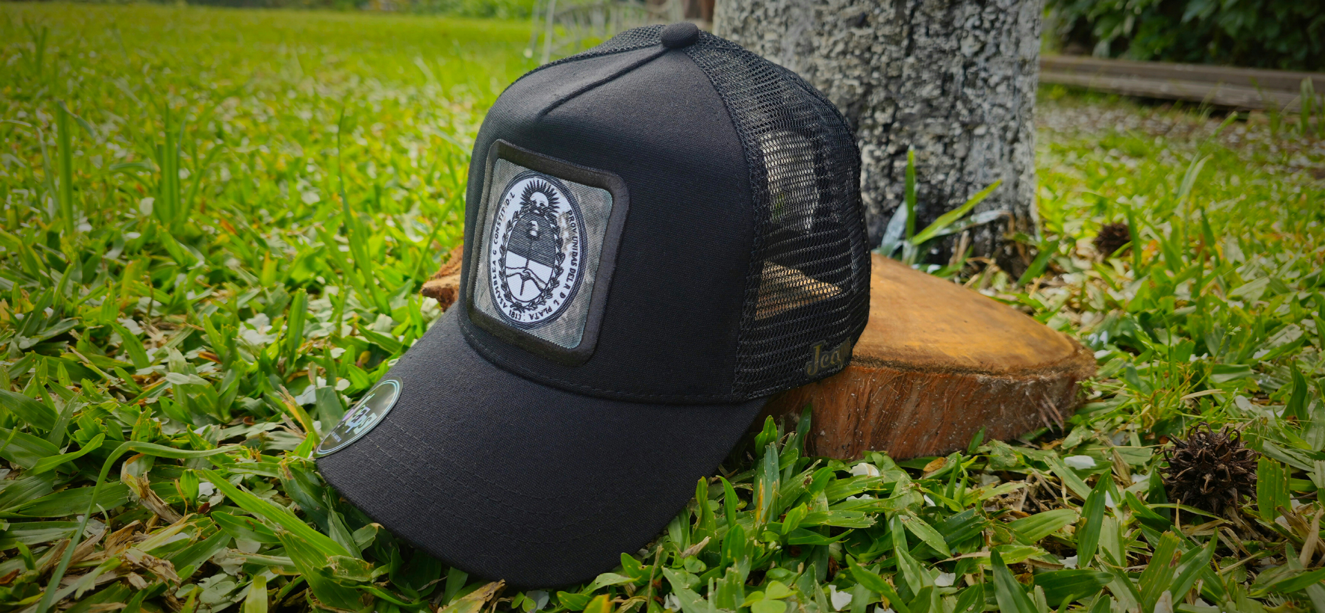 Trucker negra de gabardina con el escudo nacional