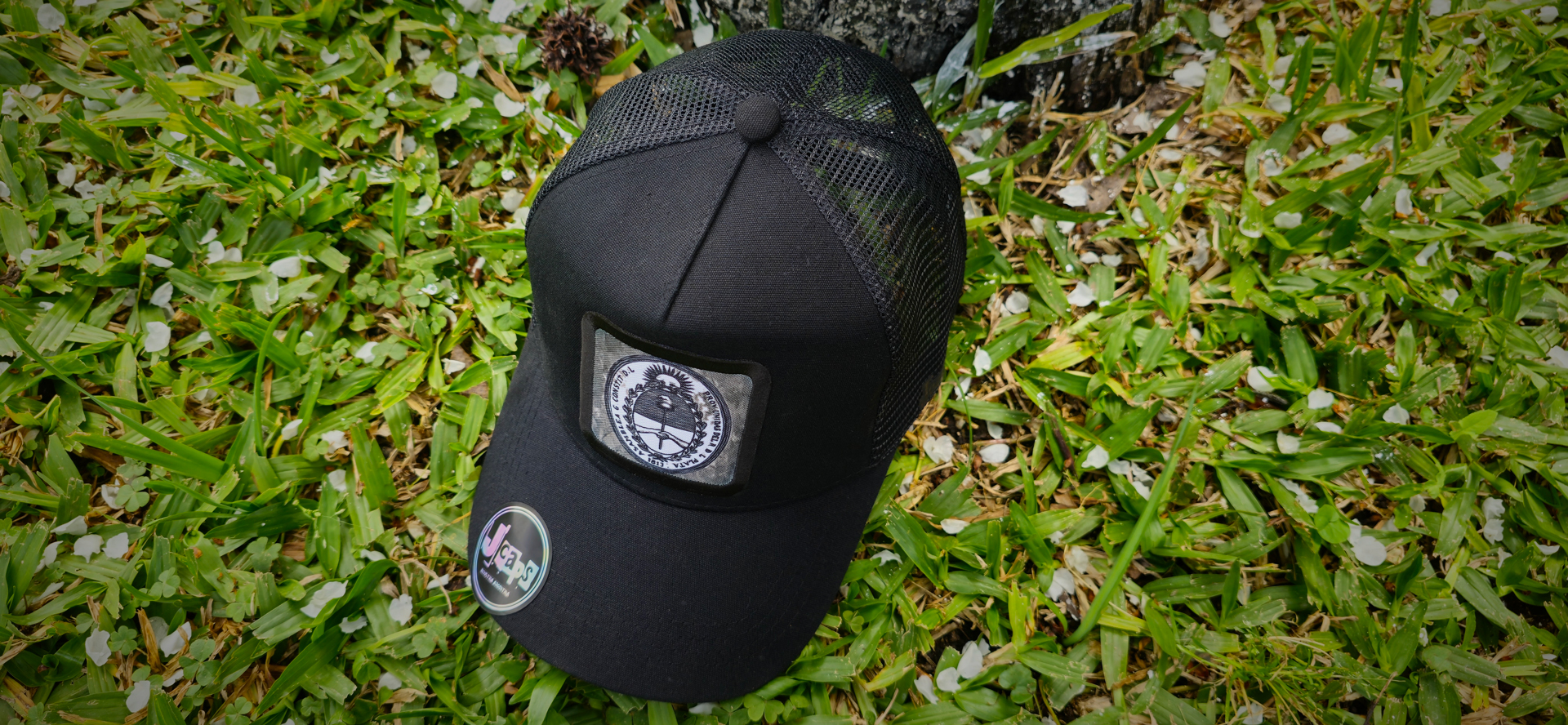 Trucker negra de gabardina con el escudo nacional