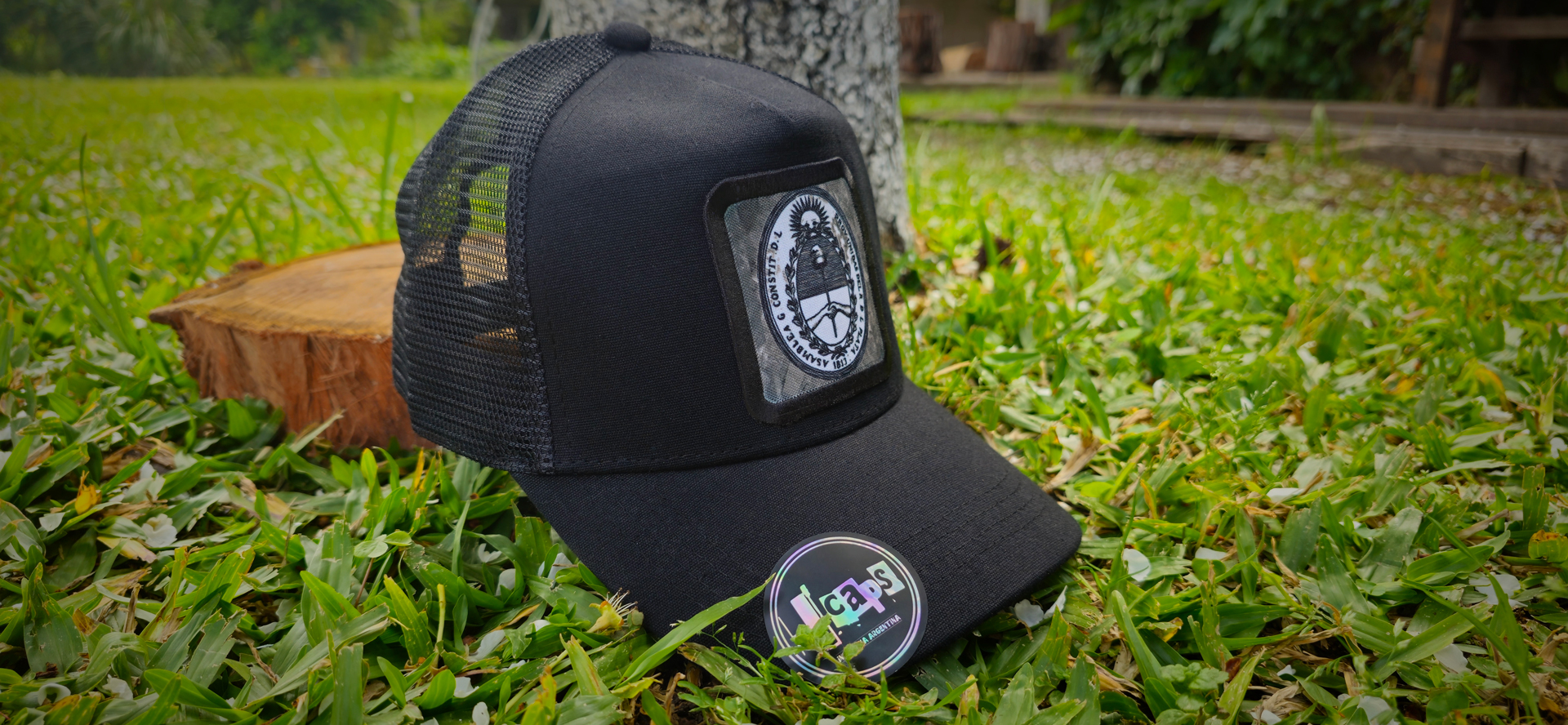 Trucker negra de gabardina con el escudo nacional